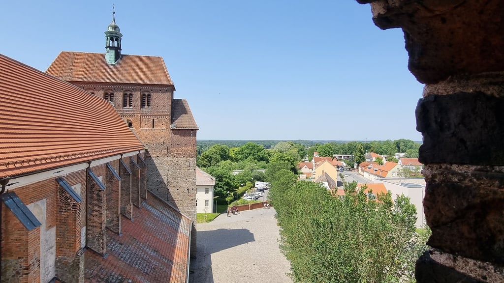 Der Dom ist das Wahrzeichen von Havelberg. Hier ist ein Blick vom Eulenturm aus auf das Westwerk zu sehen.