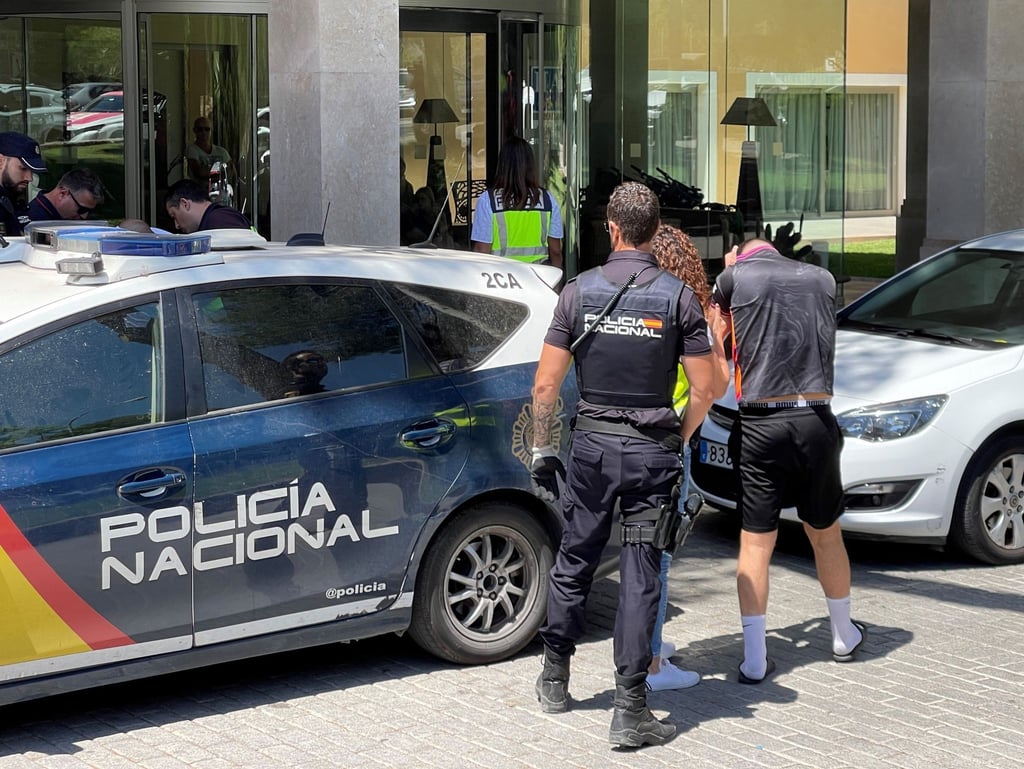Ein Verdächtiger wird von der Polizei zu einem Hotel gebracht, wo es zu einem sexuellen Übergriff gekommen sein soll.