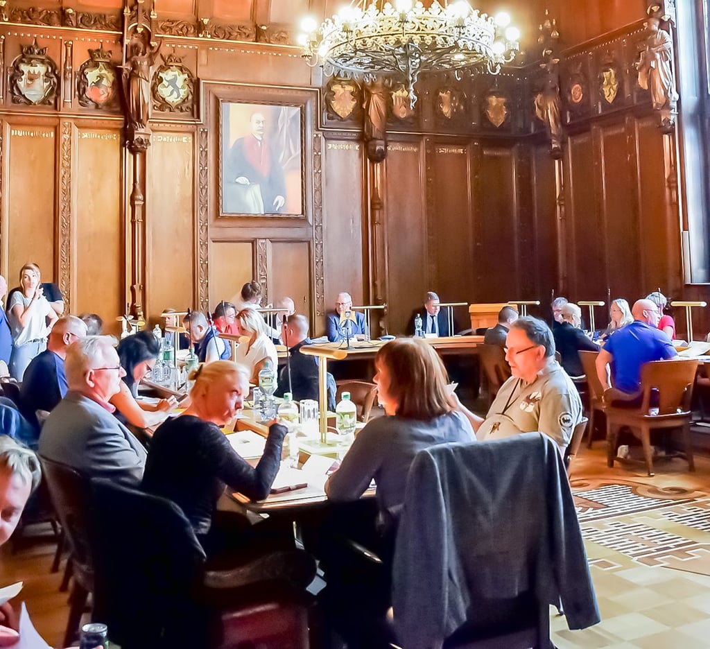 Stadträte bei der Sitzung im Ratssaal im Rathaus Köthen