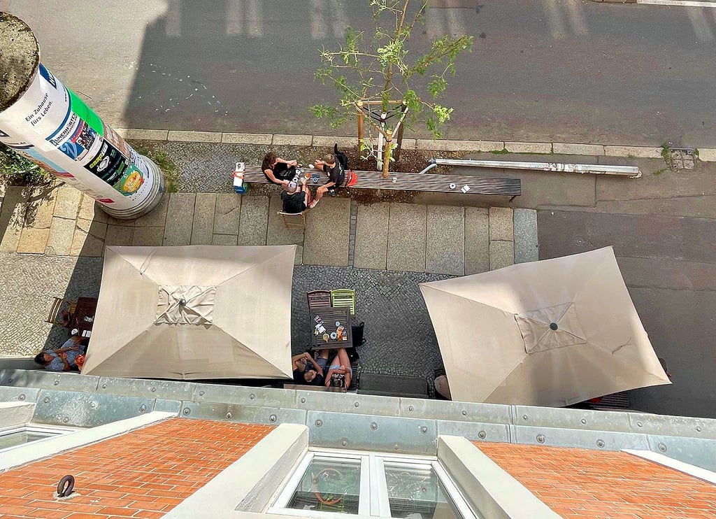 Eine Stadträtin will, dass mehr Sonnenschirme am Straßenrand aufgestellt werden – wie hier am Bebelplatz.