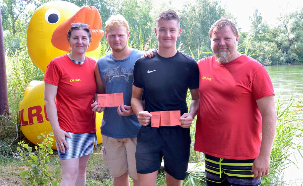 Karsten Mertens und Manuela Fitzl, Mitglieder der DLRG, gratulieren Jonas Wolff (zweiter von rechts) und Janik Lamberts zur bestandenen Rettungsschwimmerprüfung. Beide wollen das Freibad Kalbe als Rettungsschwimmer unterstützen.