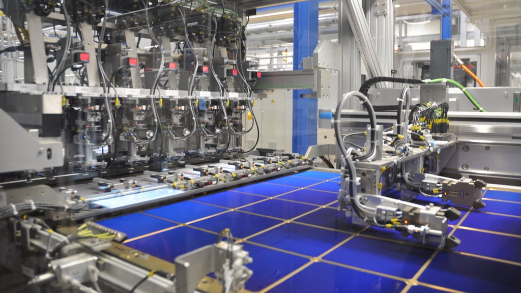 Meyer Burger fertigt bei Bitterfeld Solarzellen.