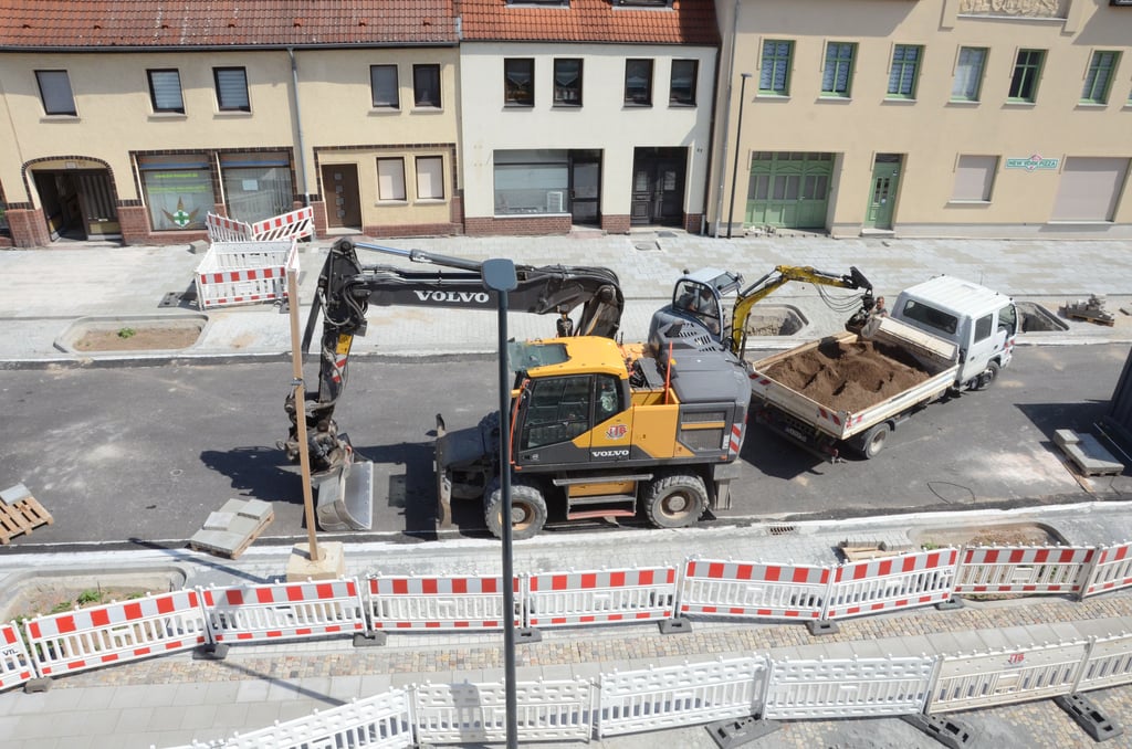 Die Arbeiten am Breiteweg in Schönebeck sind in vollem Gange. Im Herbst soll die Straße fertig sein