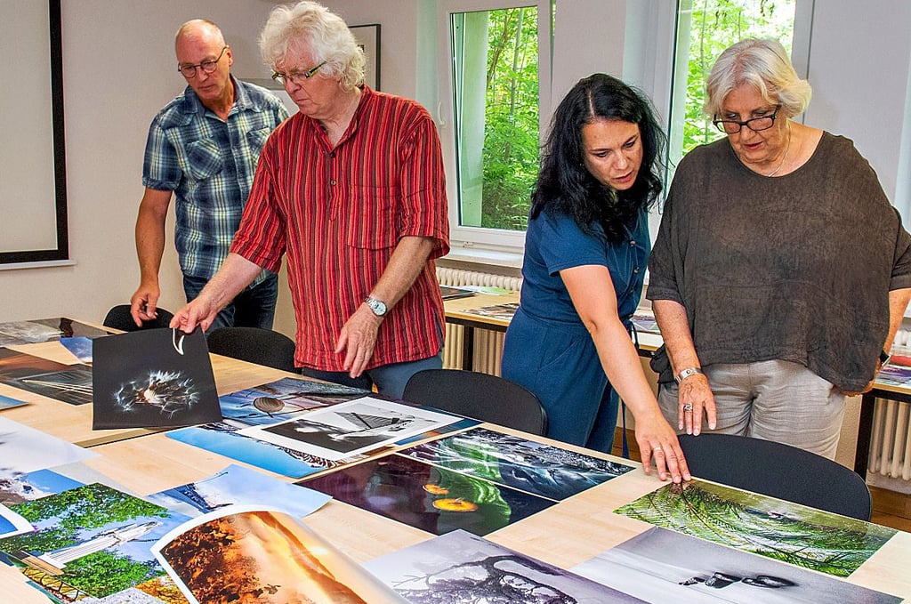 Die Juroren Frank Ellmerich, Johannes Kunze, Sabina Grams und Ingelore Lohse (v.l.n.r.) haben es nicht leicht bei der Fotoauswahl.