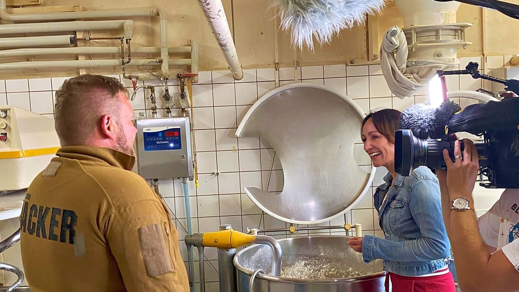 Susi Brandt mit David Bahrendt in seiner Backstube in Lindhorst.