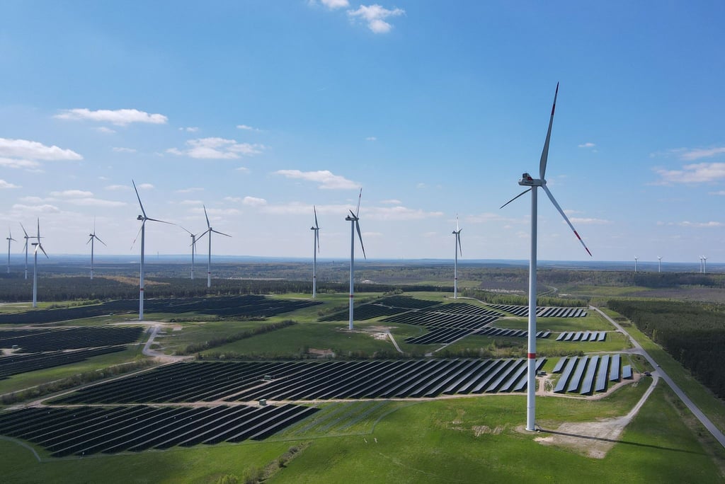 Windenergieanlagen und Solarparks auf der Hochfläche in Klettwitz bei Schipkau in Brandenburg.