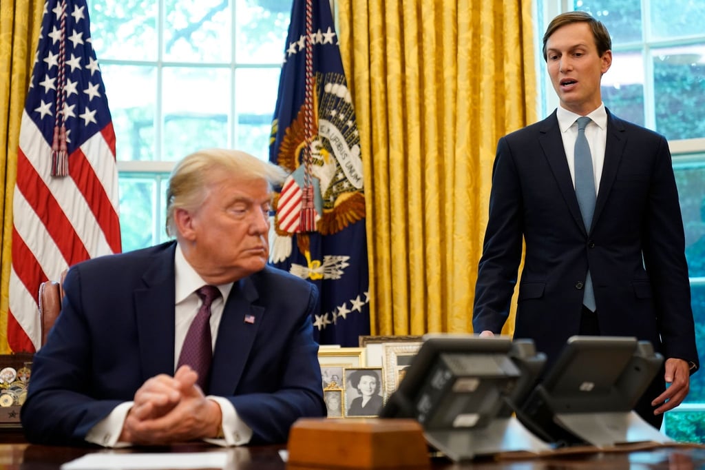 Jared Kushner mit dem damaligen US-Präsidenten Donald Trump, der auch sein Schwiegervater ist, im Oval Office des Weißen Hauses.