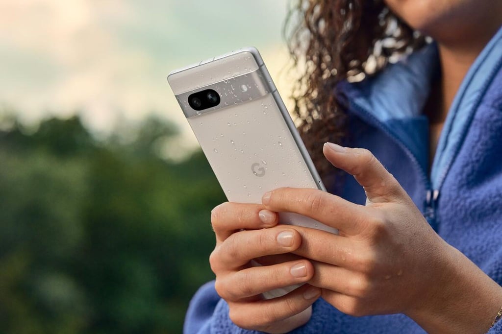 Die paar Tropfen: Google hat das Pixel 7a gegen das Eindringen von Staub und Wasser abgedichtet (IP67).