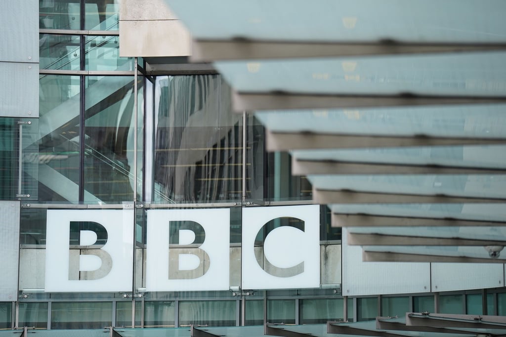 Blick auf das BBC-Gebäude in London: Mit einem Podcast versucht der Sender, dem Street-Art-Künstler Banksy auf die Spur zu kommen.