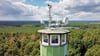 Solche Frühwarnsysteme wie in Brandenburg sind 2022 in Sachsen-Anhalt modernisiert worden. Insgesamt 15 Kameras suchen auf diesen Sensor-Türmen die Waldflächen nach Rauchschwaden ab.