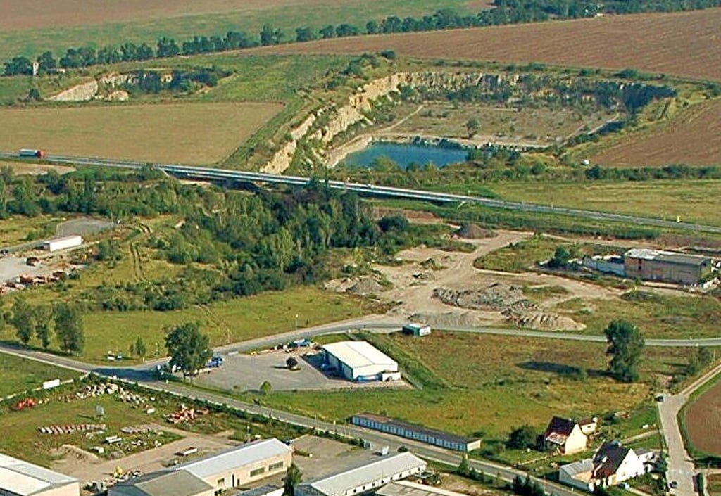 Auch für die Steinbrüche bei Hohenerxleben – hinten rechts der teilweise mit Wasser gefüllte – besteht ein Betretungsverbot.