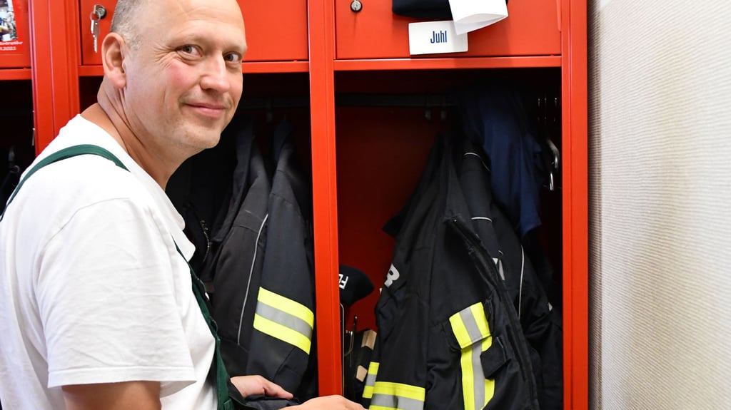Haldenslebens Wehrleiter Frank Juhl vor seinem Spind im Feuerwehrgerätehaus: Jedes Feuerwehrmitglied hat seine eigene Art, die Kleidung für den Einsatz vorzubereiten, so dass sie schnellstmöglich angezogen werden kann.