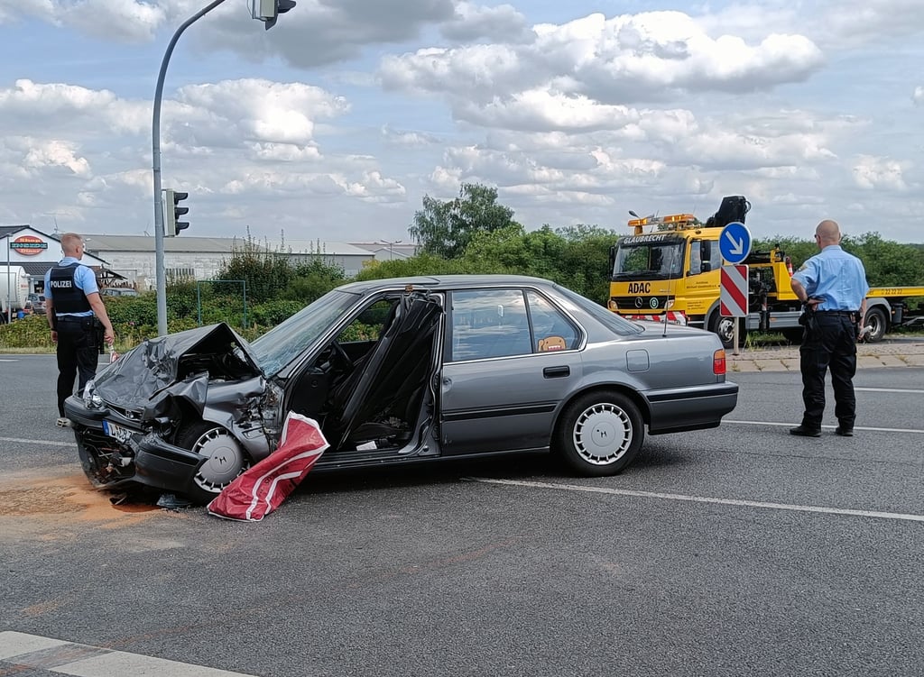 Einer der beiden Unfallwagen einige Stunden nach dem Unfall um kurz nach 13 Uhr.