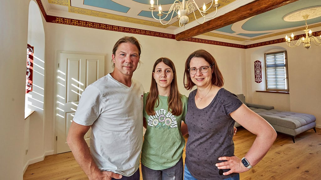 Jens Stange will das mit viel Eigenleistung restaurierte Haupthaus am Saalweg noch in diesem Jahr mit Tochter Hannah und Frau Jaqueline beziehen.