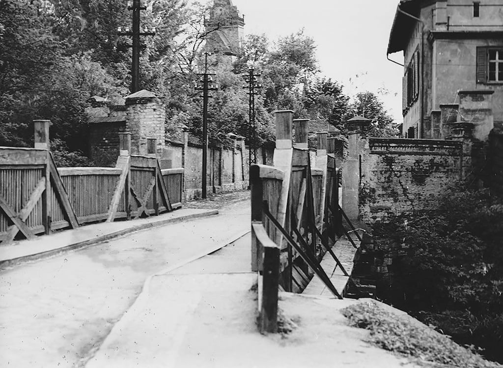Die „schwarze Brücke“ überquerte den Mühlgraben Richtung Schloßfreiheit. Heute befindet sich hier der Bodepark.