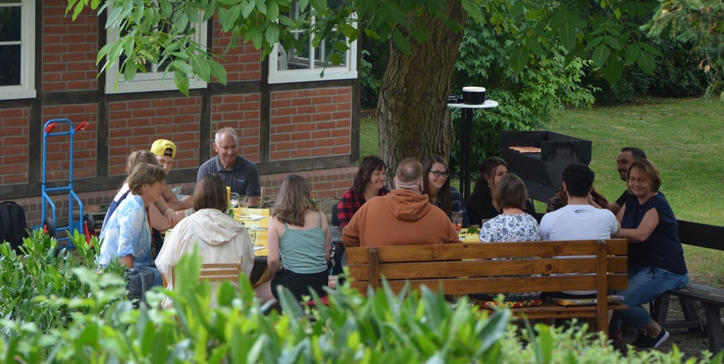 Mitarbeiter der Jugendwerkstatt Hindenburg bei Osterburg in der Altmark grillen gemeinsam mit ihren früheren Schützlingen. Das Projekt „Plan B“ half ihnen ins Leben.