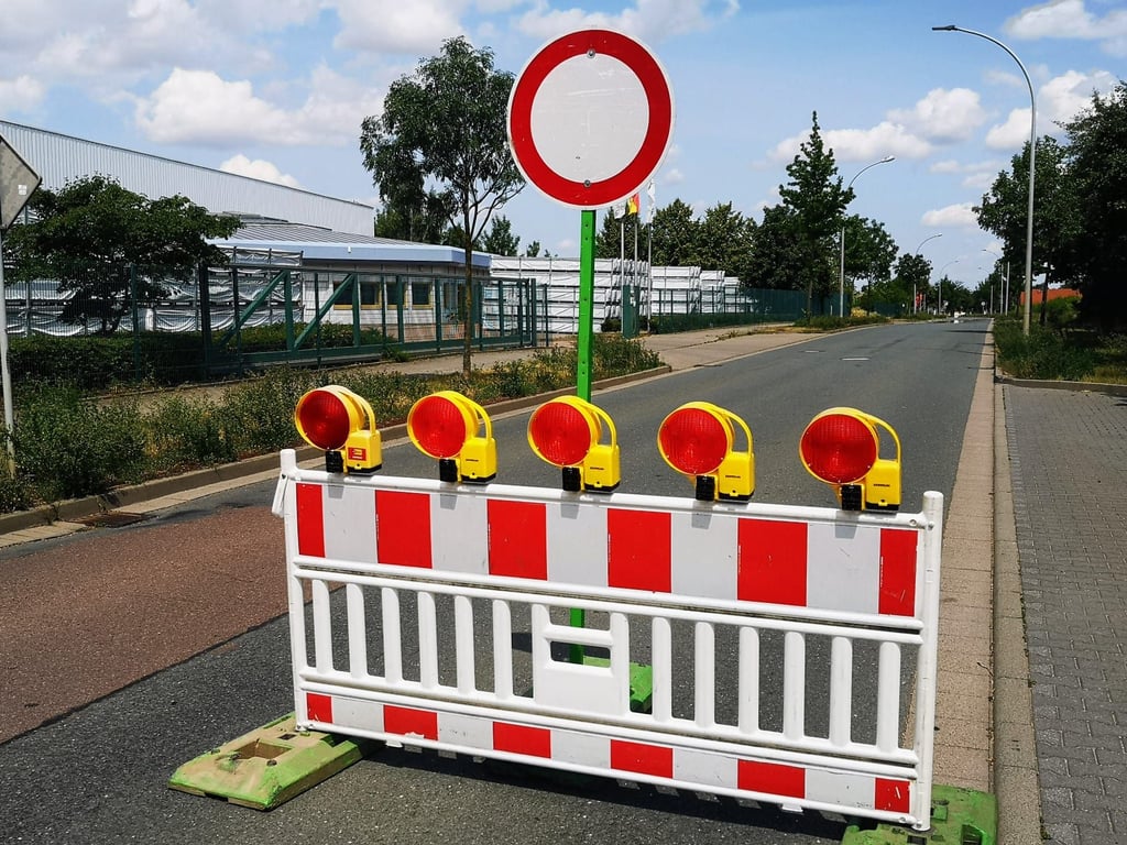 Die Sperrschilder stehen schon.