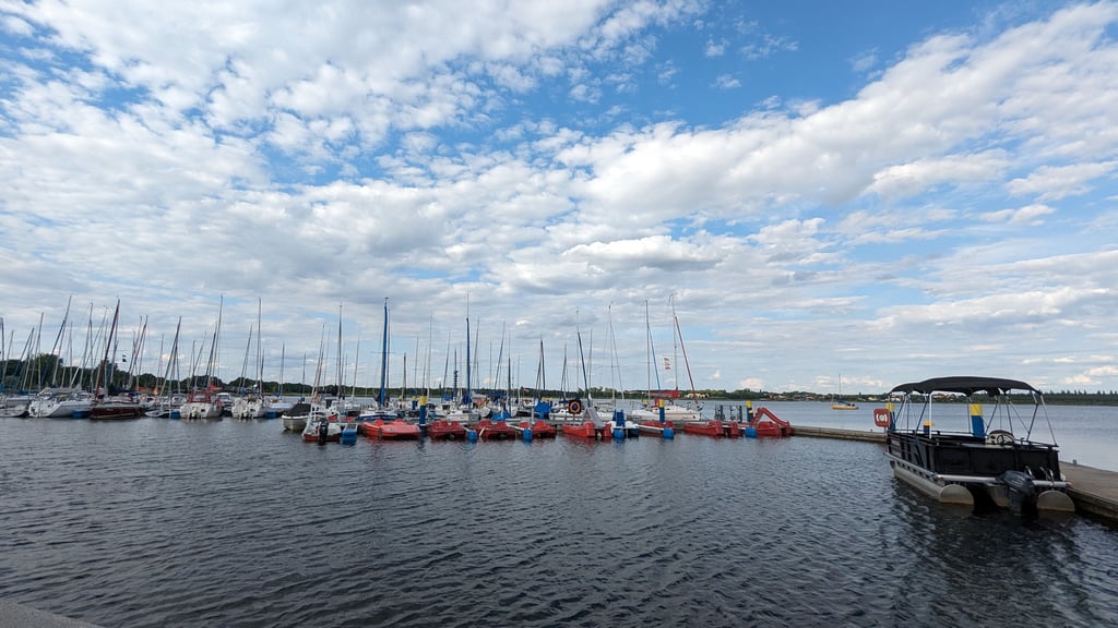 Die Goitzsche eignet sich nicht nur zum Baden, sondern auch für Bootstouren und Wassersport.