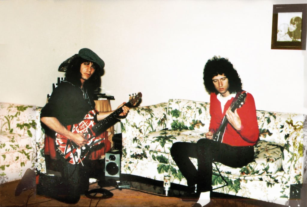 Die Gitarristen Brian May (r) und Eddie Van Halen im April 1983.