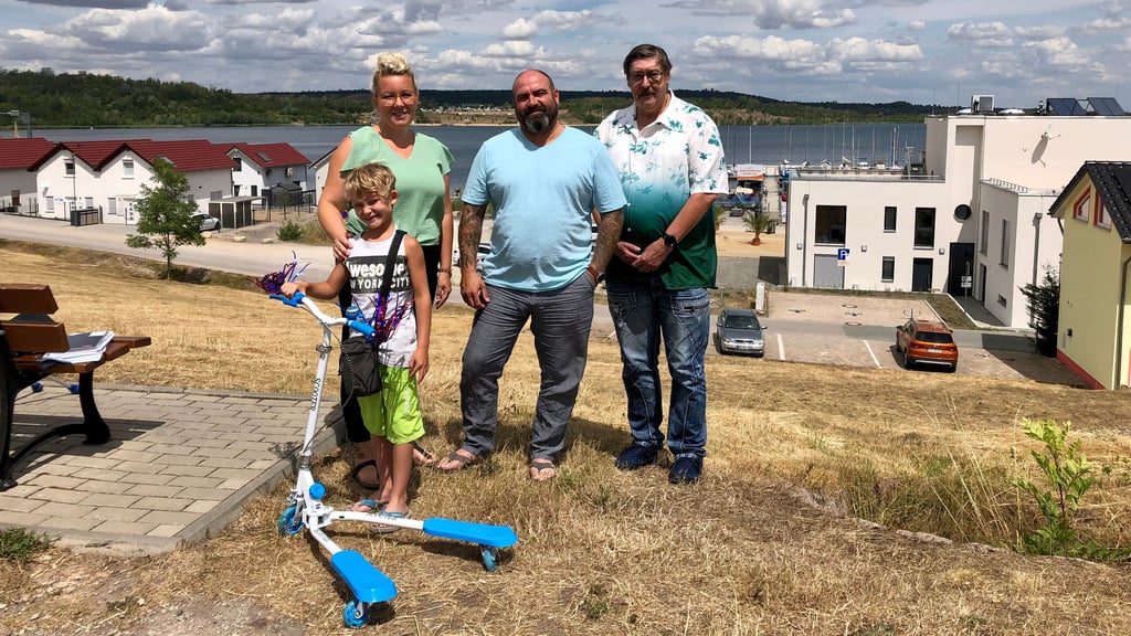 Mandy (l.) und Nico (M.) Brandtner vom Verein Herzensangelegenheit aus dem Landkreis Mansfeld-Südharz beteiligen sich an der von Ralf Glaubel (r.) ins Leben gerufenen Spendenaktion für die diabeteskranken Maurice aus Mücheln und sponsern ihm den Aufenthalt in einem Spezial-Ferienlager.