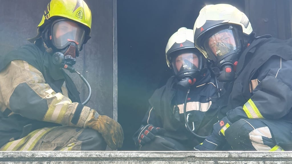 So kann die Einsatzkleidung der Haldensleber Feuerwehrleute nach einem Brand aussehen. Hier sind drei Mitglieder zu sehen, die an einer Ausbildung im Brandschutzcontainer teilgenommen haben. Wie die Kleidung der Feuerwehrleute wieder sauber wird, darüber wissen nur wenige Haldensleber Bescheid.