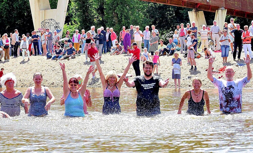 Einmal im Jahr darf in Magdeburg, wie hier 2020, ganz offiziell in der Elbe gebadet werden. Der Sprung ins kühle Wasser soll 2023 auch in Magdeburg wieder möglich sein.