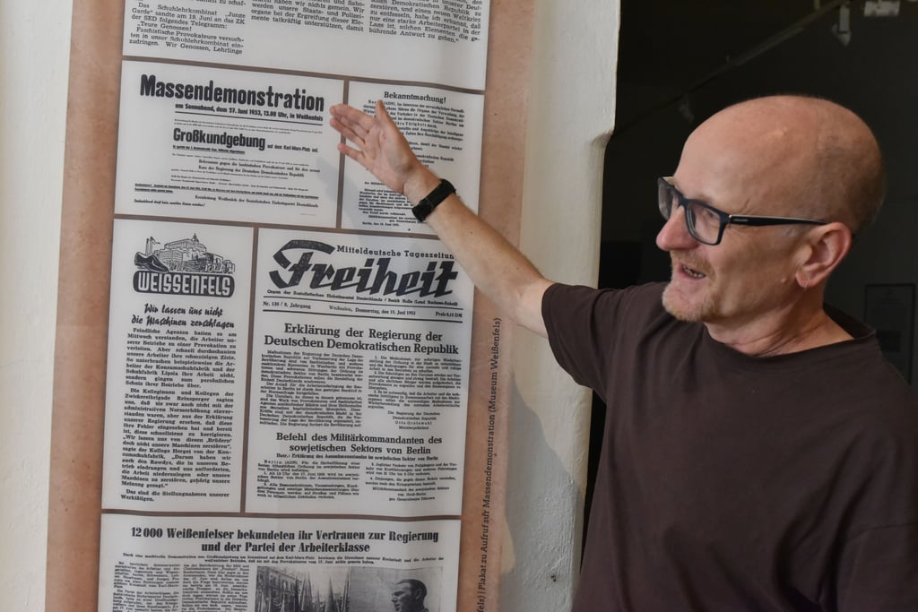 Museumsmitarbeiter Mike Sachse zeigt Zeitungsausschnitte aus jenen Tagen im Juni 1953, die in der Präsentation zu sehen sind.