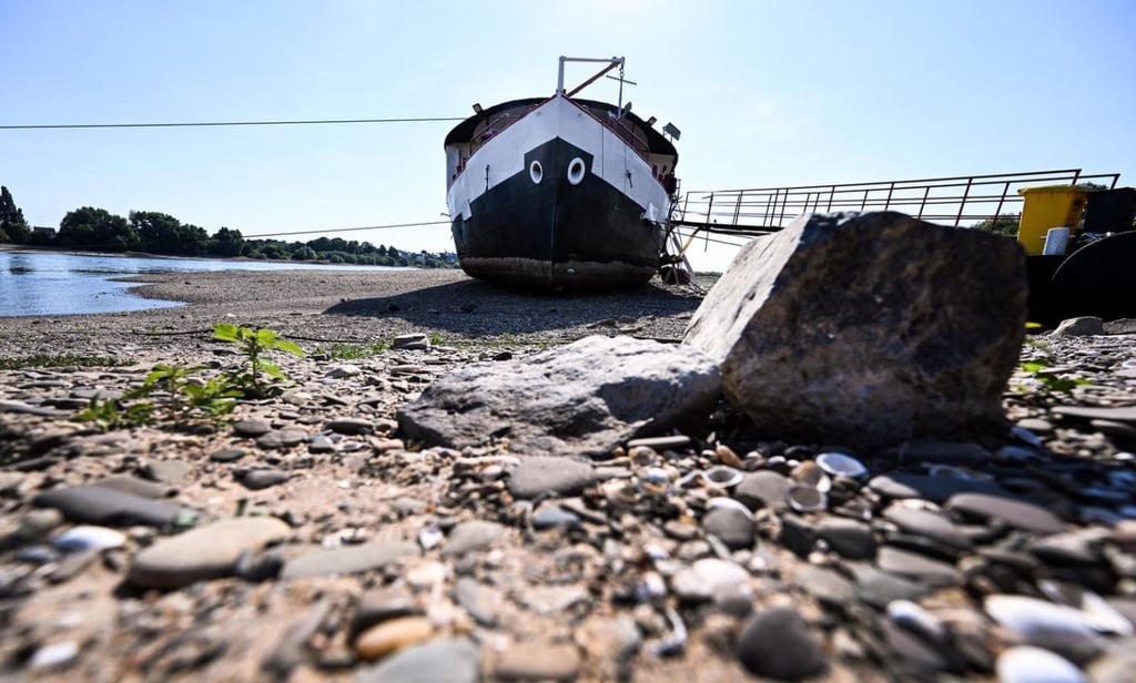 Ein Boot ist wegen des Niedrigwassers in der Elbe bei Havelberg in der Altmark auf einer Sandbank gestrandet. Symbolbild: