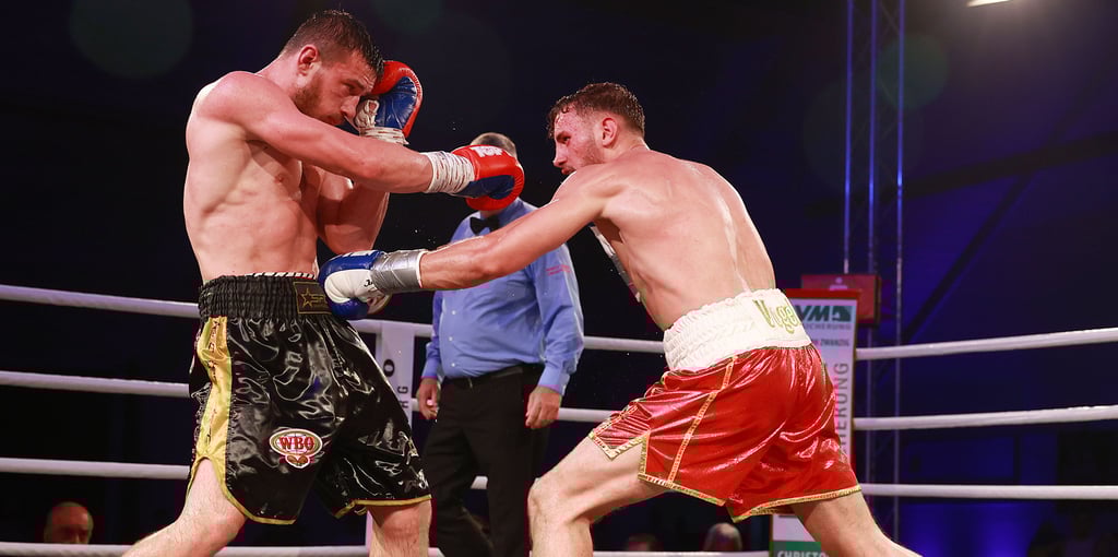 SES-Superweltergewichtler Julian Vogel (r.) und der Ukrainer Mykyta Alistratov lieferten sich einen packenden Fight.