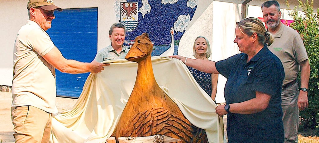 Ulf Prange (links) und Claudia Schulz weihten gestern die Eichenholzganz Agathe im Arendseer Strandbad ein.