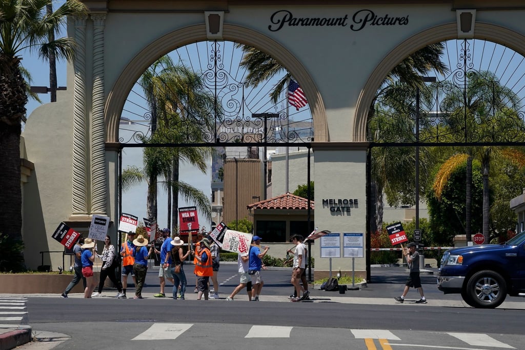 Einige Demonstranten versammeln sich vor Paramount Pictures während einer Kundgebung der Writers Guild.