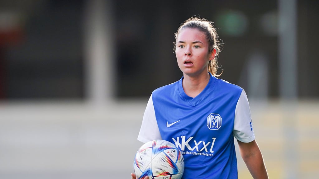 Julia Pollak im Trikot des SV Meppen.