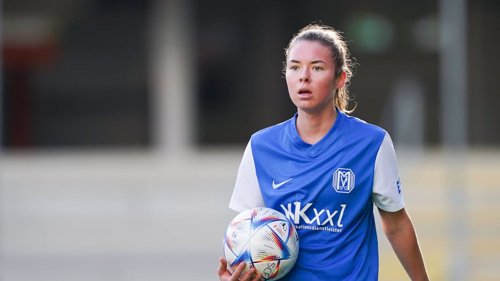 Julia Pollak im Trikot des SV Meppen.
