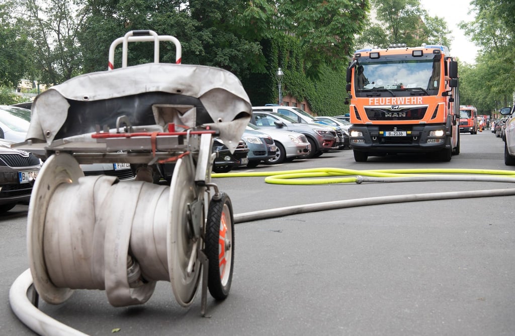 Einsatzfahrzeuge der Feuerwehr stehen in einer Straße.
