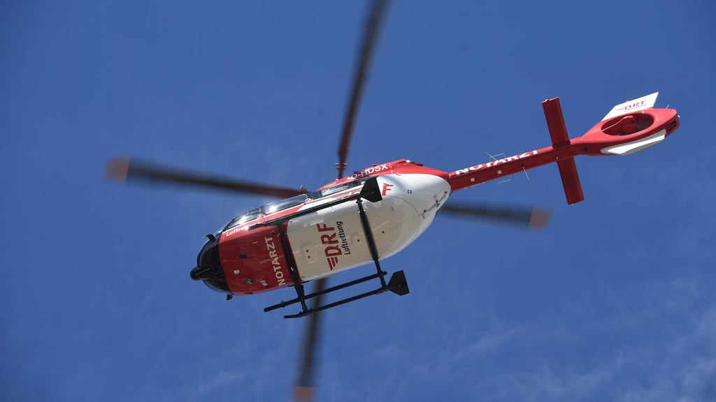 Ein Rettungshubschrauber fliegt am Himmel.