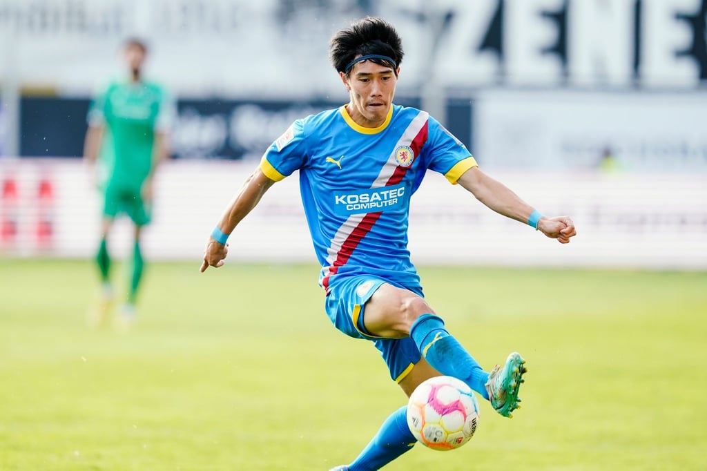 Keita Endo spielt den Ball.