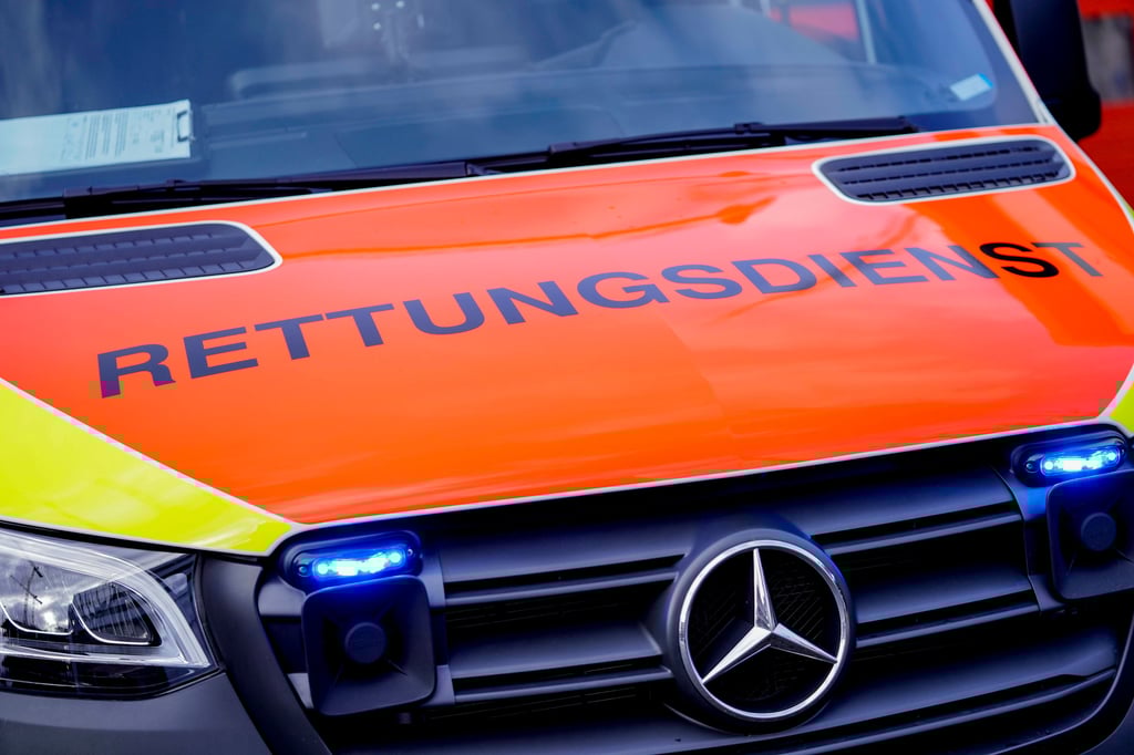 Bei einem mutmaßlichen Autounfall ist ein Kind in Weißenfels am Freitagabend schwer verletzt worden.