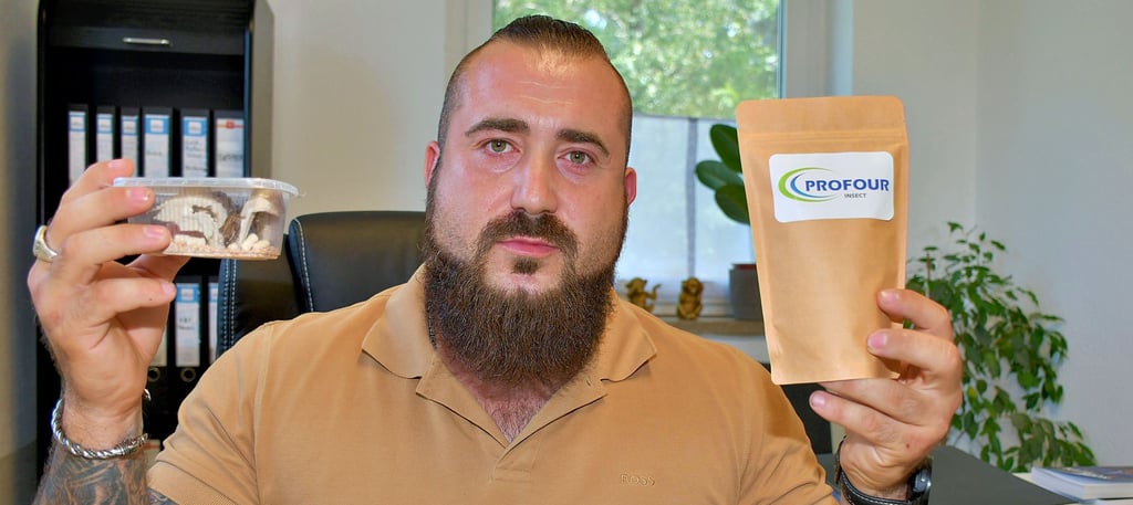 Sancho Müller mit Heimchen in einer Box und dem fertig abgefüllten Produkt. Das Arendseer Unternehmen will sich in der Futtermittel- und Lebensmittelbranche einen Namen machen.