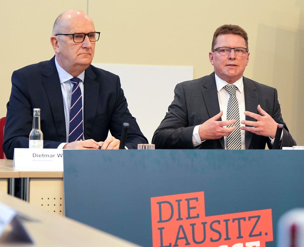 Heiko Jahn (r), Geschäftsführer Wirtschaftsregion Lausitz, neben Dietmar Woidke.