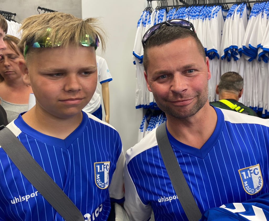 Lion Noel und René Frehde gehörten zu den Besuchern des Fanshops.