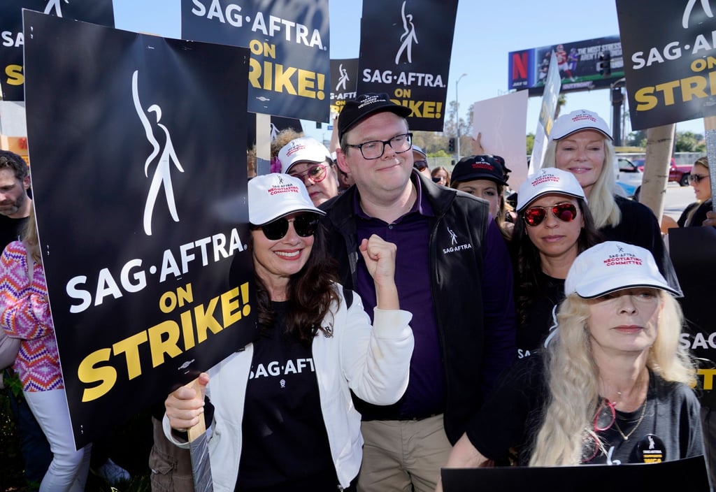 Fran Drescher (l), Vorsitzende der Schauspielgewerkschaft SAG-AFTRA, streikt gemeinsam mit US-Schauspielerin Frances Fisher (r).