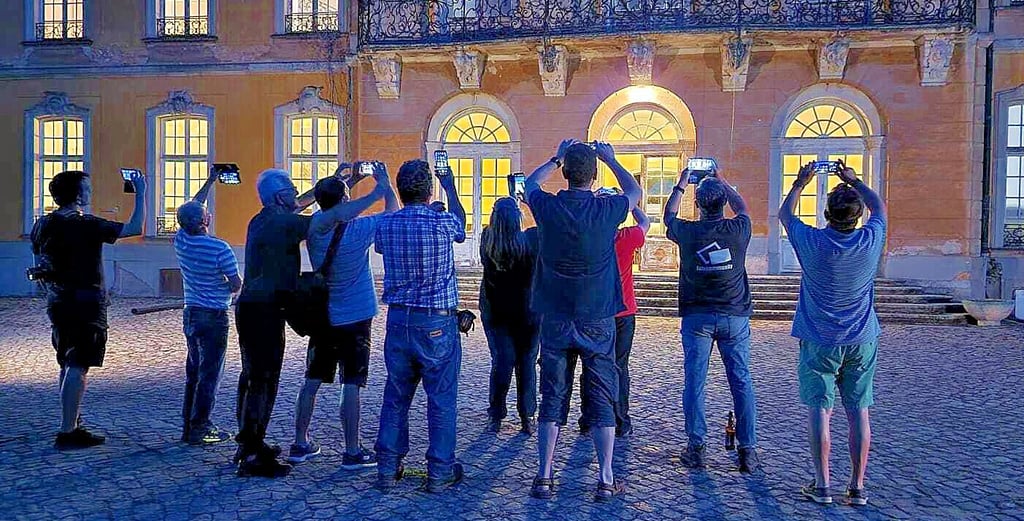 Die Salzländer Nachtfotografen und ihre liebste Beschäftigung, während sie auf die blaue Stunde warten. Mit dem Handy oder der Kamera werden unzählige Bilder gemacht.