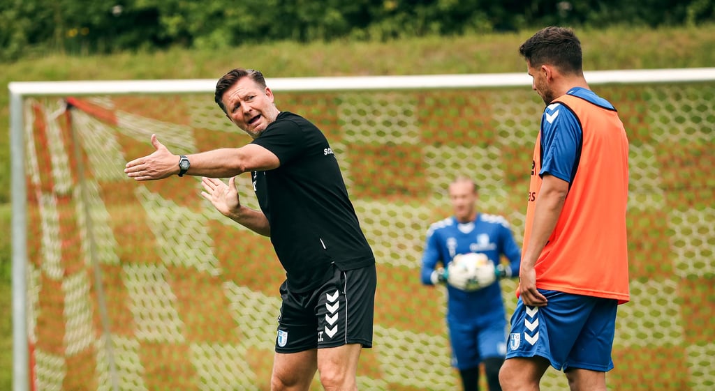 Geht sehr ins Detail: FCM-Trainer Christian Titz (l.), der hier Neuzugang Ahmet Arslan im Trainingslager Tipps gibt.