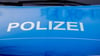 Der Polizei-Schriftzug steht auf einem Einsatzfahrzeug.