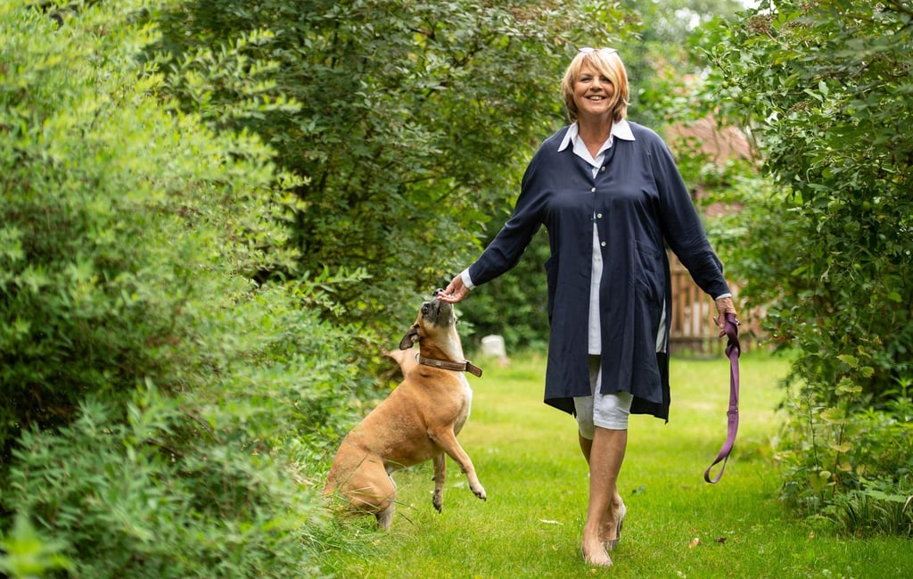 Alida Gundlach mit ihrem Hund im Garten. Sie feiert am 17. Juli 2023 ihren 80. Geburtstag.