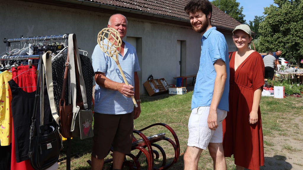 Der Klietzer Günter Kelm ist seit einigen Jahren als „Trödler“ unterwegs. Auch in Scharlibbe kamen Kauflustige zu seinem Stand.