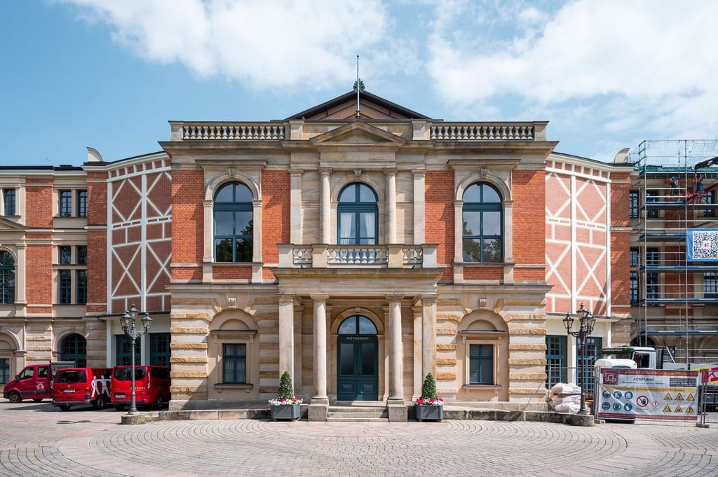 Das Bayreuther Festspielhaus auf dem Grünen Hügel.