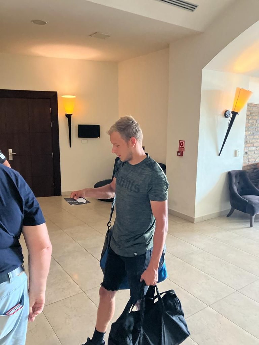 Marcin Szeibe spielt im Trainingslager zur Probe vor.