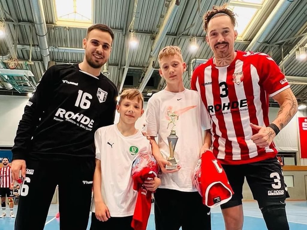 Begleitet von den Spergauer Liga-Spielern Bilal Shagluf (li.) und John Rösel wurden die Handball-Talente Pepe Knoll (li.) und Lyan Siegel zur Sportschule verabschiedet.