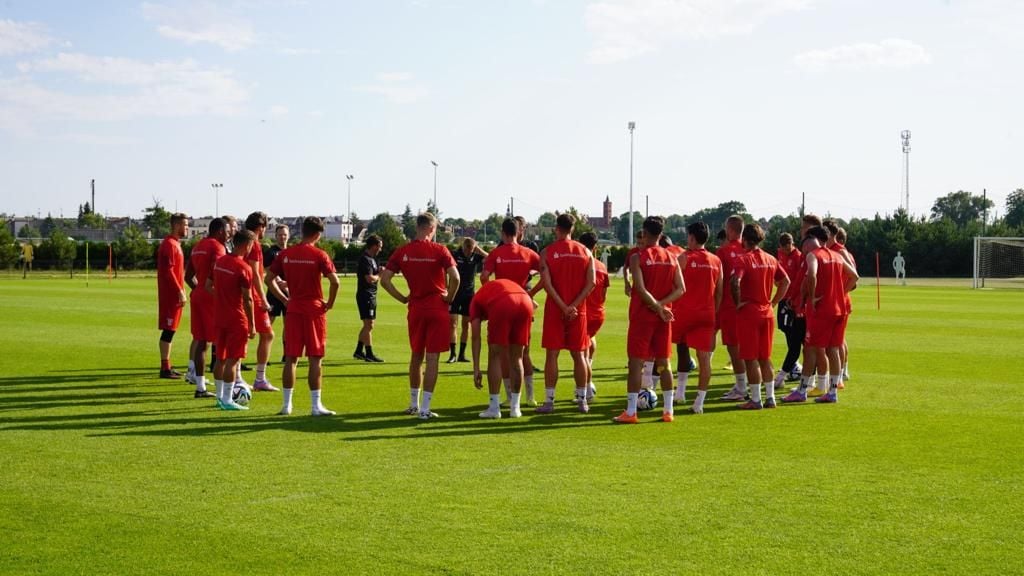 Sreto Ristic versammelte die Mannschaft auf dem Platz